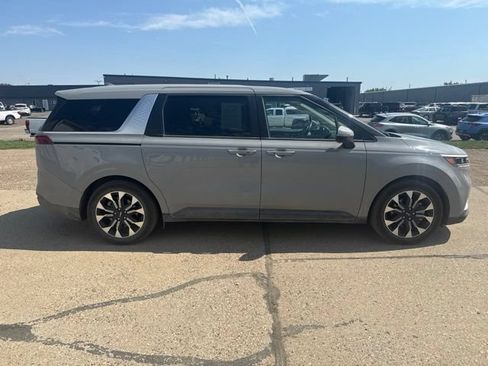 Used 2024 Kia Carnival EX FWD image 12