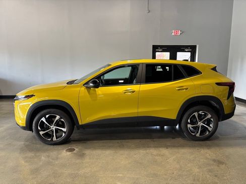 Used 2025 Chevrolet Trax RS w/ Sunroof Package FWD image 2
