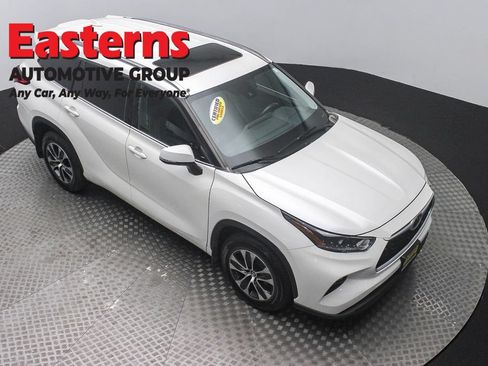 Used 2021 Toyota Highlander XLE AWD/4WD image 3