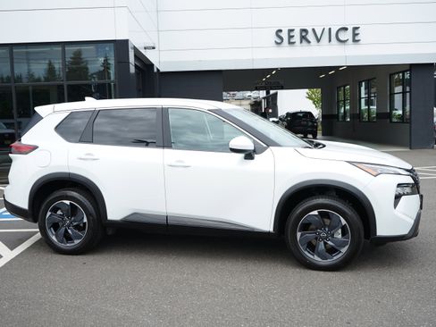 Used 2024 Nissan Rogue SV image 2