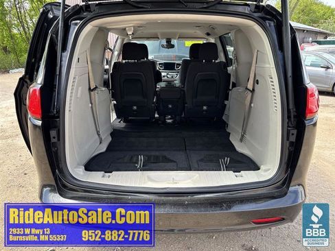 Used 2017 Chrysler Pacifica Touring w/ Tire & Wheel Group FWD image 38