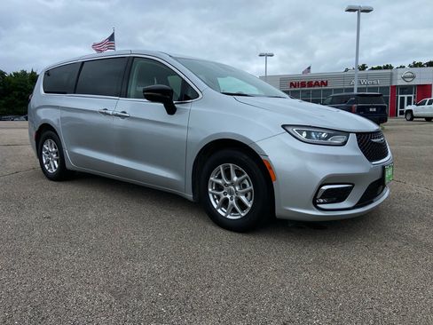 Used 2024 Chrysler Pacifica Touring-L FWD image 1