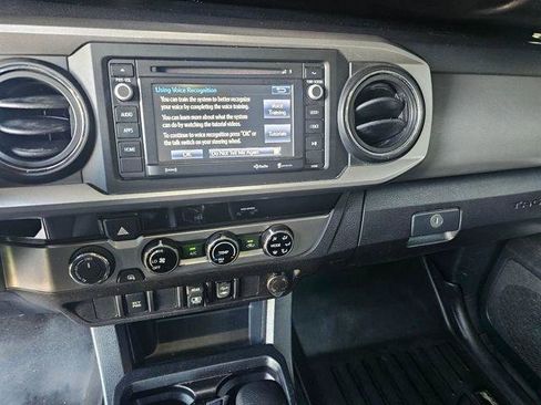 Used 2018 Toyota Tacoma SR5 AWD/4WD image 29