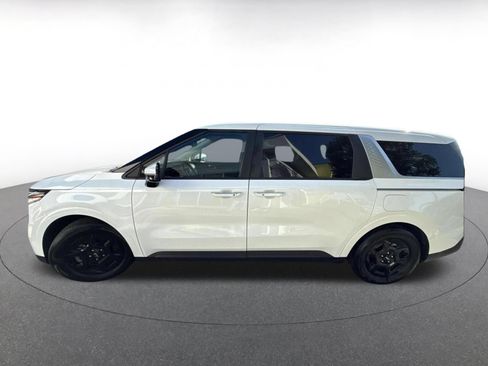 Used 2026 Kia Carnival FWD image 5