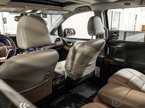 Used 2016 Toyota Sienna Limited Premium w/ Protection Package image 33