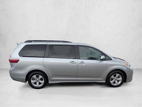 Used 2020 Toyota Sienna LE image 4