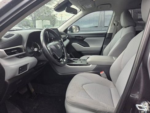 Used 2021 Toyota Highlander LE FWD image 10
