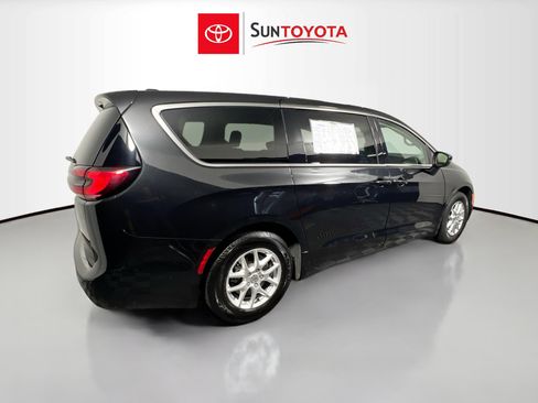 Used 2023 Chrysler Pacifica Touring-L FWD image 4