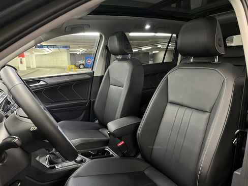 Used 2023 Volkswagen Tiguan SE w/ Panoramic Sunroof Package image 18