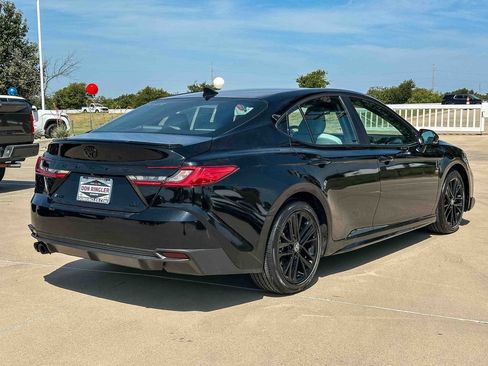 Used 2025 Toyota Camry SE w/ Convenience Package FWD image 3