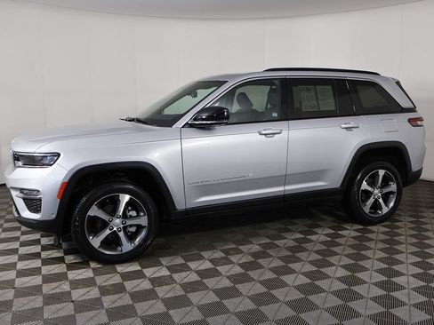 Used 2024 Jeep Grand Cherokee Limited w/ Luxury Tech Group II AWD/4WD image 21