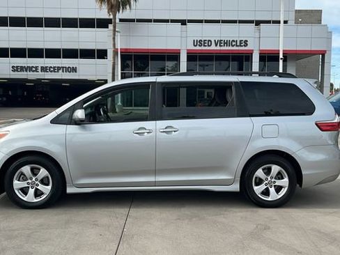 Used 2020 Toyota Sienna LE FWD image 3