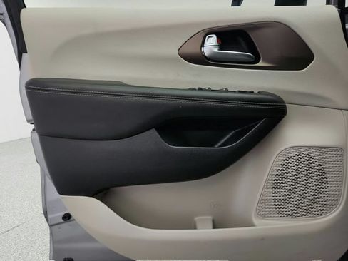 Used 2020 Chrysler Voyager L FWD image 20