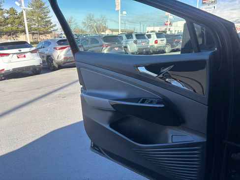 Used 2022 Volkswagen ID.4 Pro image 9