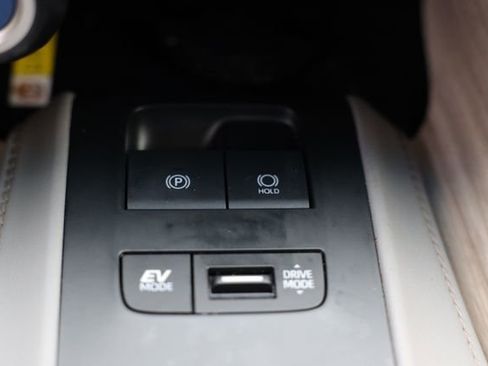 Used 2022 Toyota Venza XLE image 31