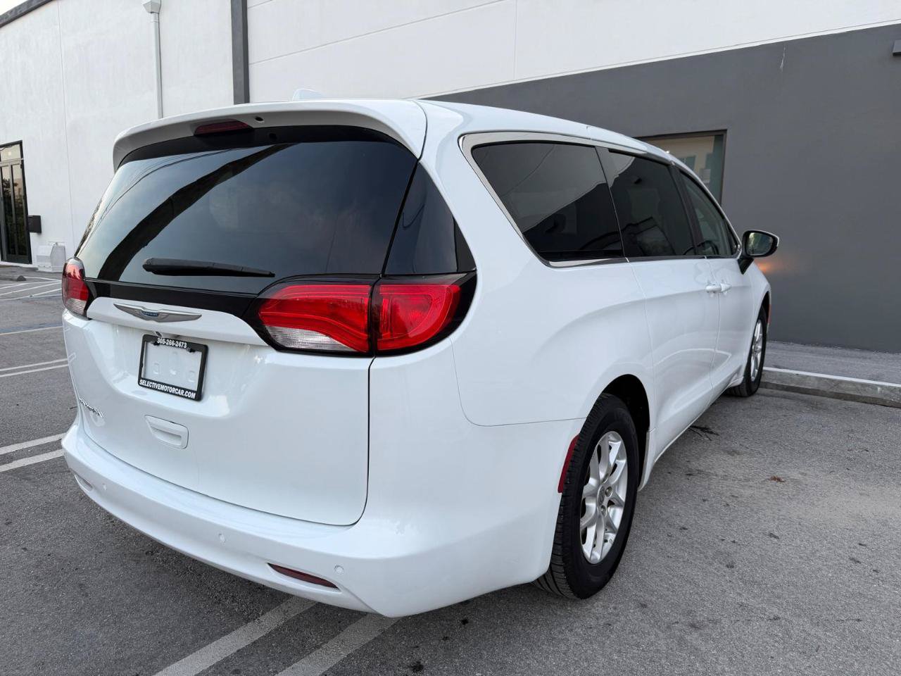 Used 2018 Chrysler Pacifica LX FWD image 9