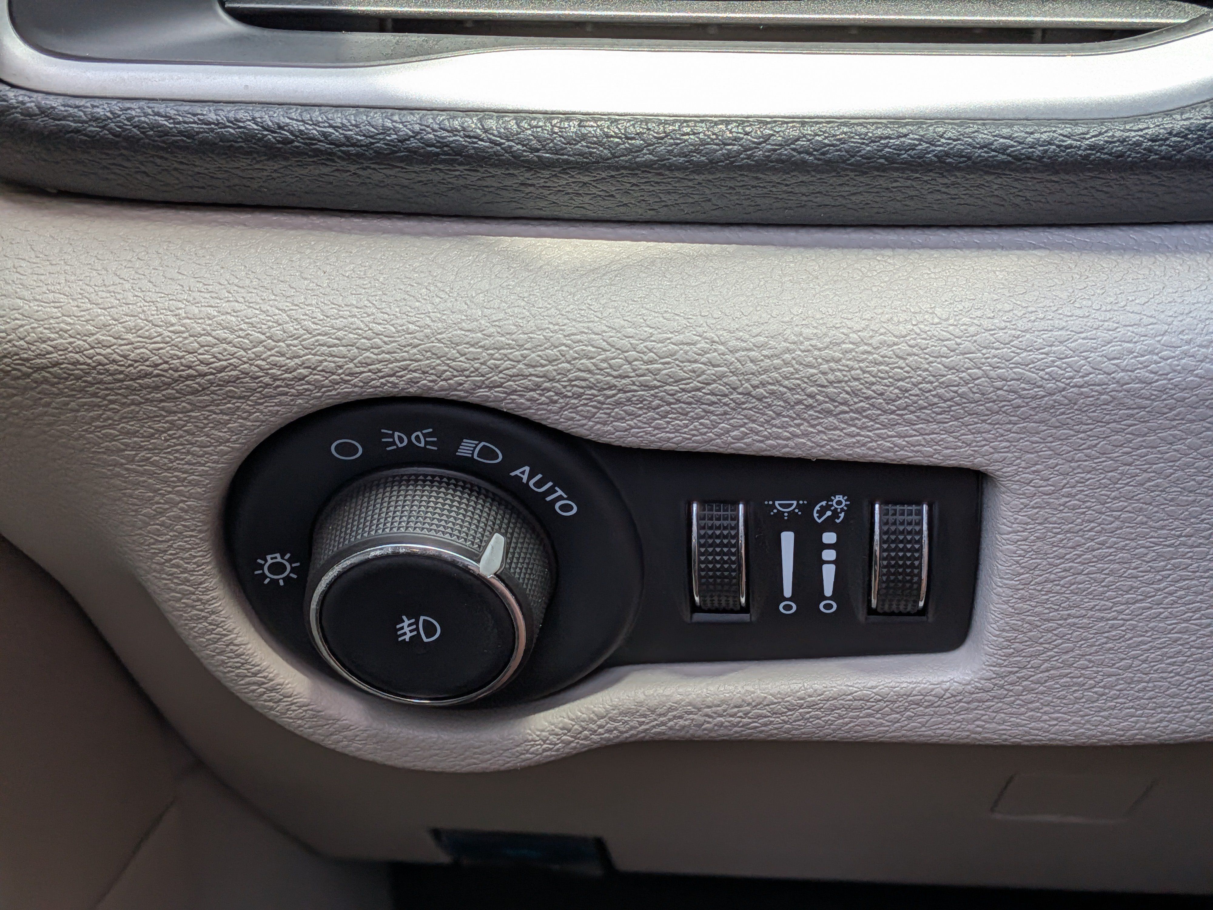 Used 2024 Chrysler Pacifica Limited FWD image 25