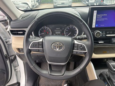 Used 2024 Toyota Highlander XLE FWD image 34