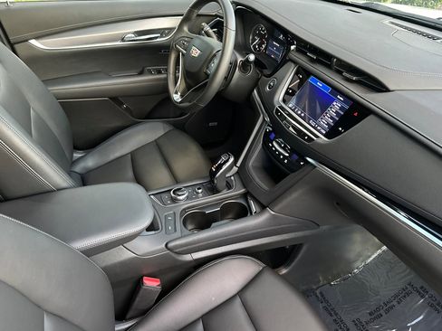 Used 2025 Cadillac XT6 Luxury image 21