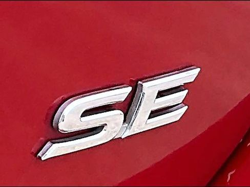 Used 2021 Toyota Camry SE image 8