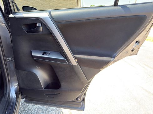 Used 2018 Toyota RAV4 LE FWD image 25