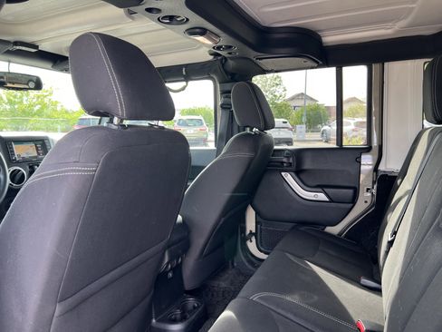 Used 2017 Jeep Wrangler Unlimited Rubicon w/ Connectivity Group AWD/4WD image 23