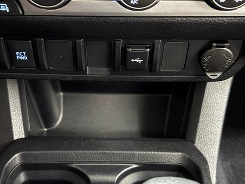 Used 2022 Toyota Tacoma SR5 w/ SR5 Appearance Package (SM) AWD/4WD image 19