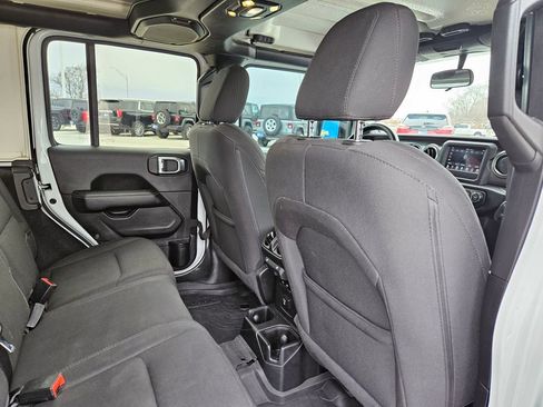 Used 2020 Jeep Wrangler Unlimited Sahara image 29