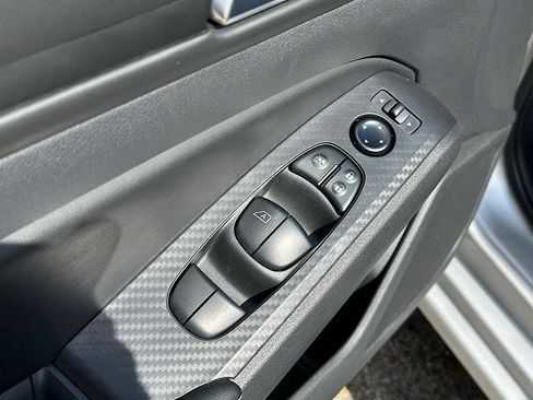 Used 2025 Nissan Altima 2.5 SV FWD image 14