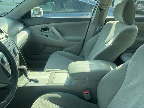 Used 2010 Toyota Camry LE FWD image 4