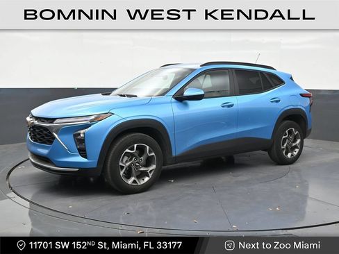 Used 2025 Chevrolet Trax LT FWD image 1