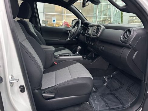 Certified 2022 Toyota Tacoma TRD Off-Road image 17