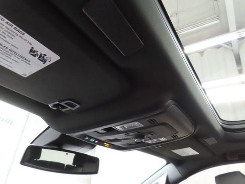 Used 2025 GMC Yukon Denali w/ Sun & Power Step Package image 25