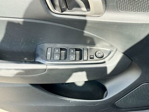 Used 2022 Hyundai Venue SEL image 17