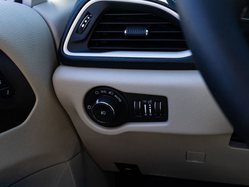 Used 2017 Dodge Grand Caravan GT FWD image 13
