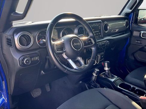 Used 2018 Jeep Wrangler Unlimited Sahara AWD/4WD image 15