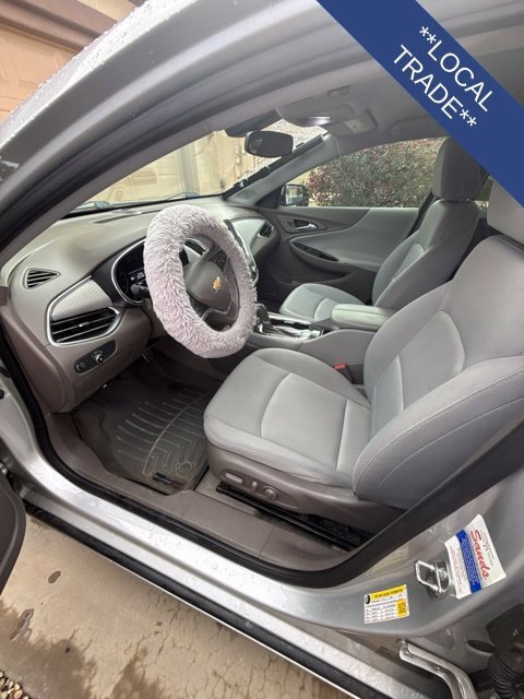 Used 2017 Chevrolet Malibu LT FWD image 2