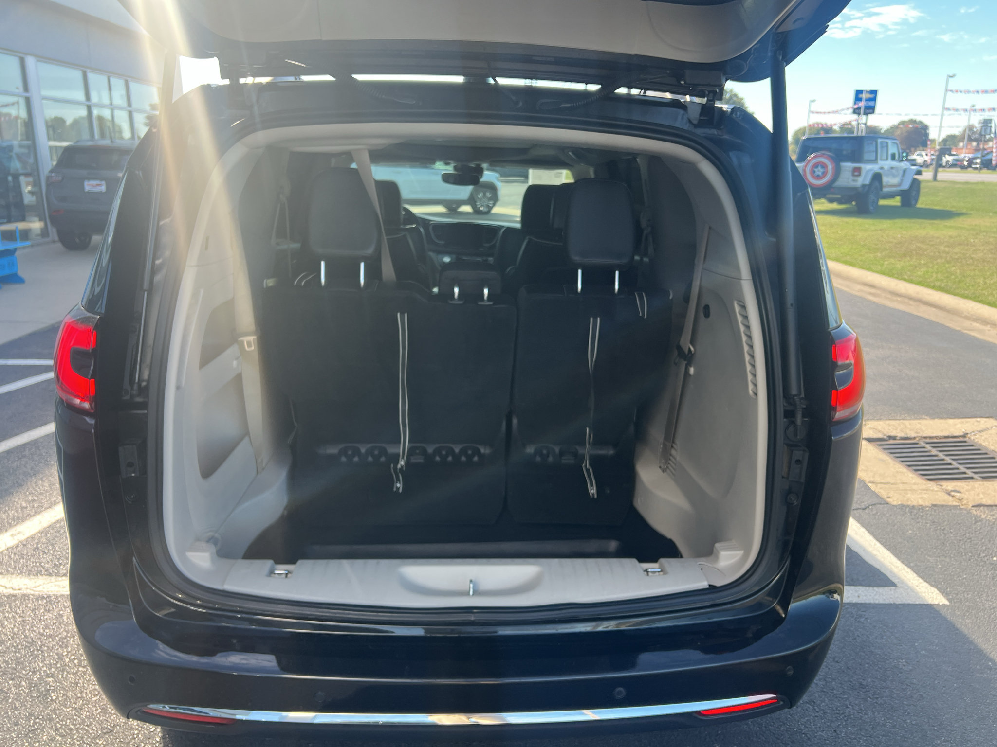 Used 2023 Chrysler Pacifica Limited FWD image 13