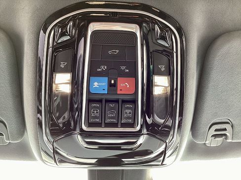 Used 2023 Jeep Grand Wagoneer Series III image 16