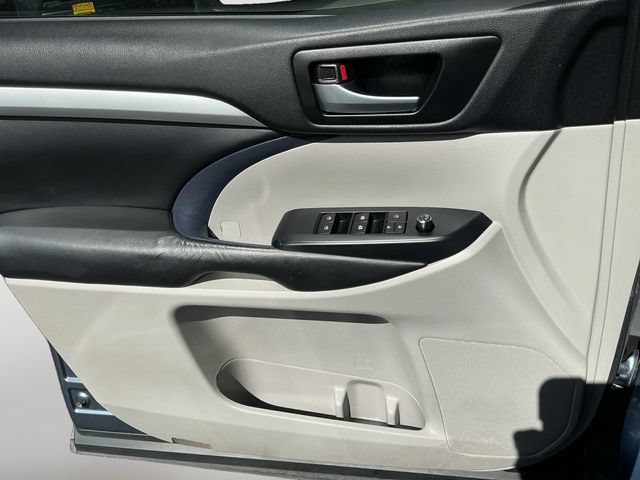 Used 2018 Toyota Highlander XLE AWD/4WD image 11