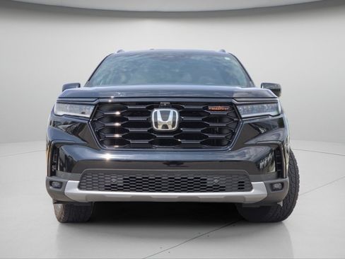 Used 2025 Honda Pilot TrailSport image 3