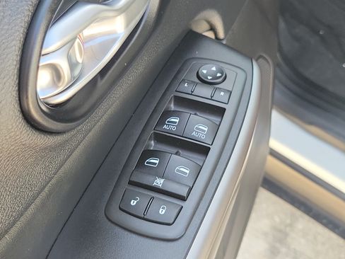 Used 2021 Jeep Cherokee Latitude w/ Mopar Interior Package FWD image 15
