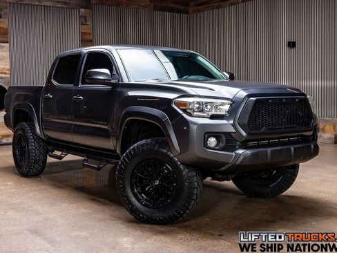 Used 2018 Toyota Tacoma SR5 AWD/4WD image 1
