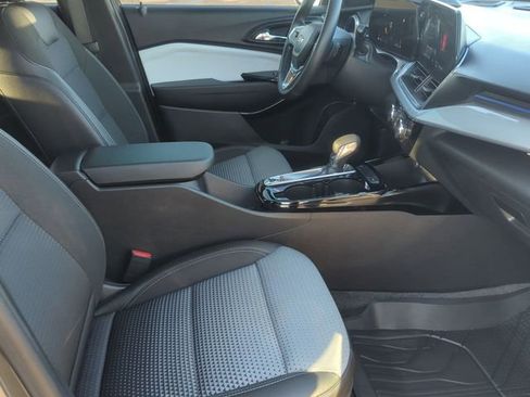 Used 2024 Chevrolet Trax LT w/ LT Convenience Package image 25