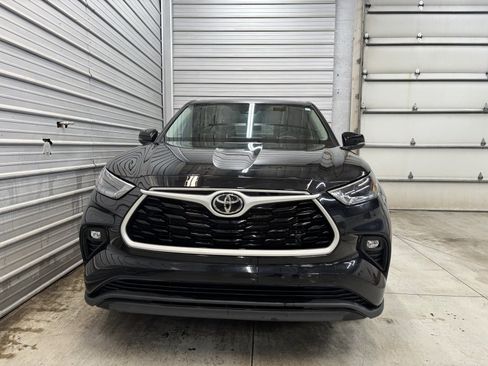 Used 2023 Toyota Highlander LE image 2