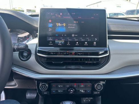 Used 2025 Jeep Compass Limited image 21