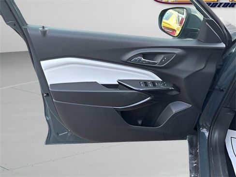 Used 2025 Chevrolet Trax LT w/ Driver Confidence Package image 6