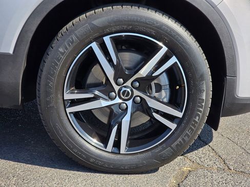 Used 2023 Volvo XC40 B5 Plus image 9