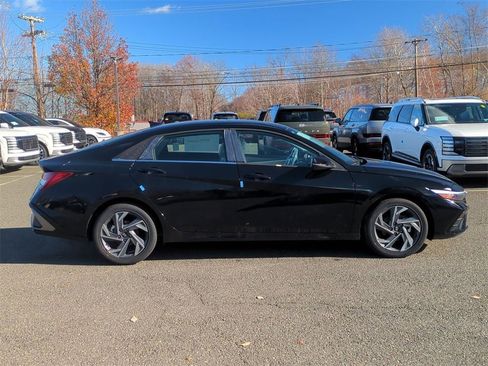 Used 2025 Hyundai Elantra Limited image 2