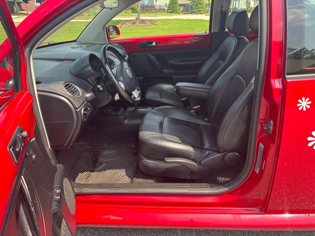 Used 2010 Volkswagen Beetle Coupe FWD image 11